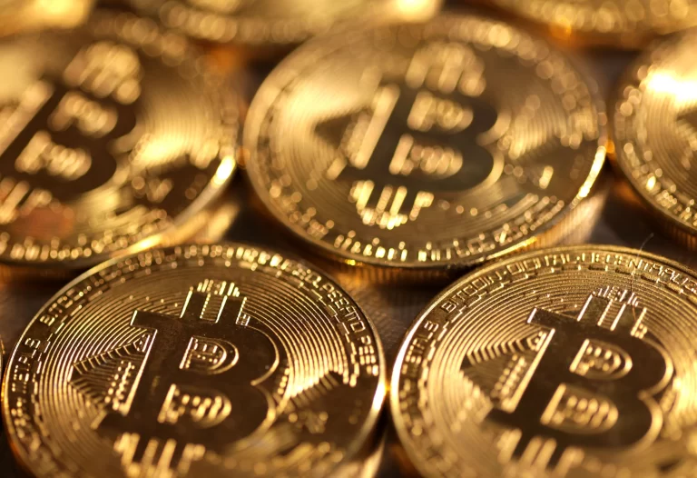 Bitcoin, la cel mai redus nivel din 2020