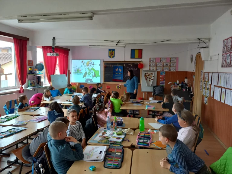 FOTO Elevii din Mediaș învață să colecteze selectiv deșeurile