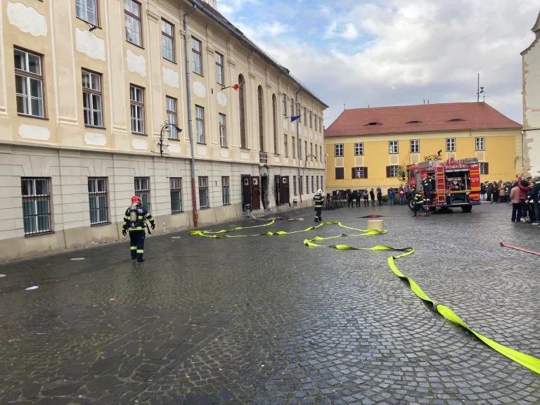 FOTO Incendiu simulat într-o sală de clasă, la Colegiul Național Brukenthal