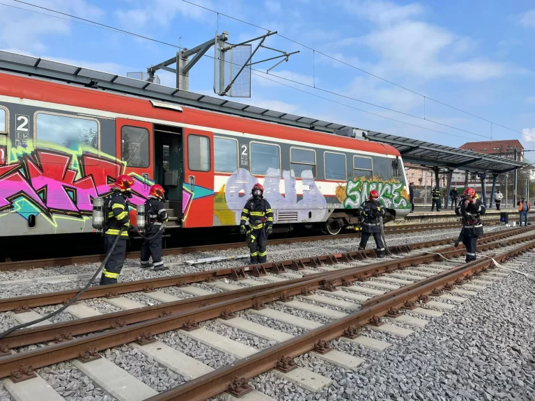 FOTO Trei vagoane ale unui tren, cuprinse flăcări. A fost scenariul unui exercițiu ISU Sibiu
