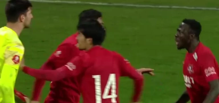 FOTO Doi jucători de la FC Hermannstadt, la un pas să se ia la bătaie în timpul meciului cu FC Botoșani