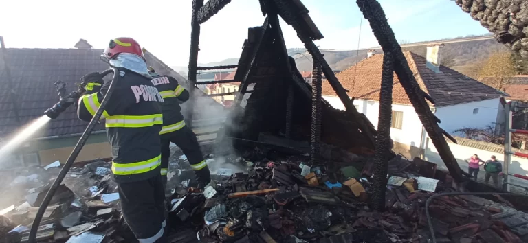 FOTO Pagube mari în urma unui incendiu izbucnit în Cârța