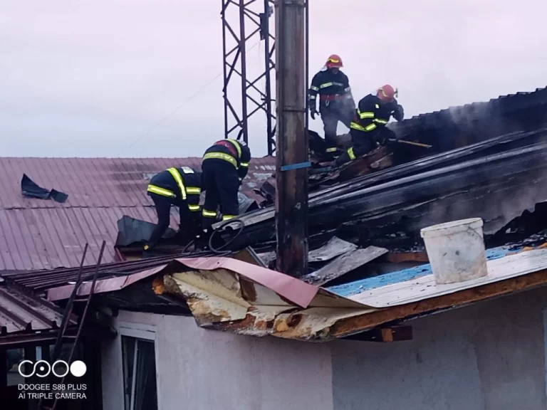 FOTO Locuință cuprinsă de flăcări din cauza unui coș de fum neizolat