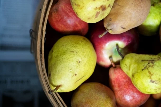 Patru persoane care vindeau fructe pe marginea drumului, amendate cu câte 30.000 de lei. Șeful ANAF cere demisia inspectorilor