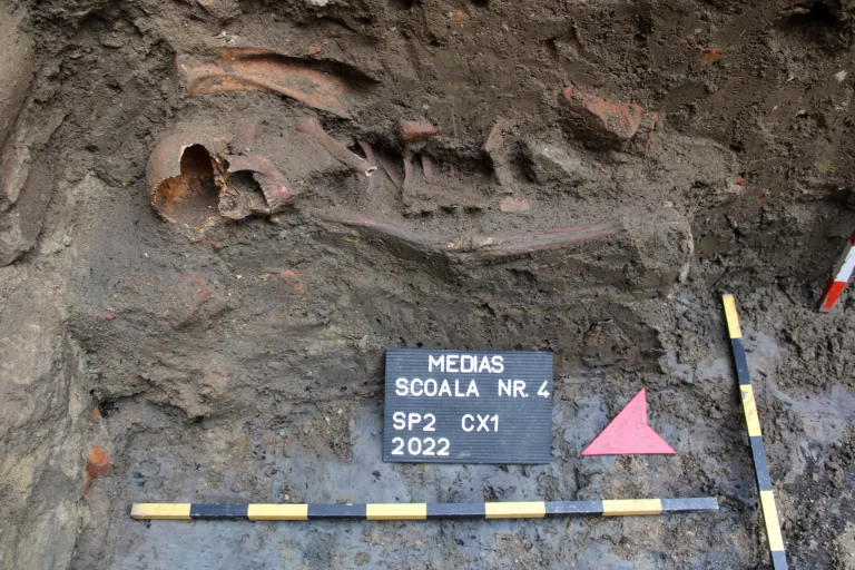 Lucrări întârziate la Școala 4 din Mediaș. Proiectul a fost modificat în urma descoperirii unui schelet și unor cranii