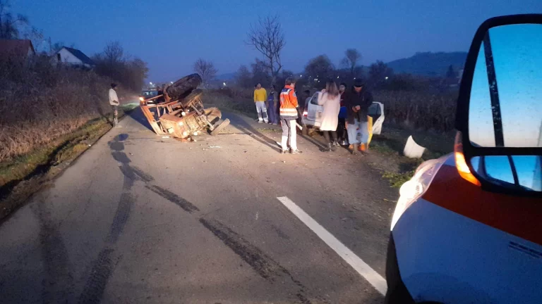 FOTO Tractor răsturnat după ce a fost acroșat de un autoturism. Un bărbat a ajuns la spital