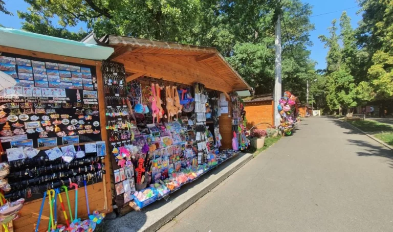 9 din cele 15 căsuțe pentru comerț situate la intrarea în Zoo Sibiu se licitează