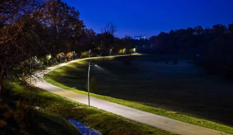 Continuă modernizarea iluminatului public. Cum ne descurcăm în plină criză energetică