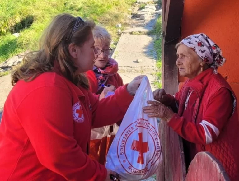 Crucea Roșie ajută vârstnicii din Târnava: îngrijiri la domiciliu și articole de igienă