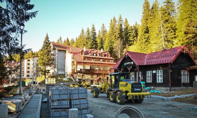 Continuă lucrările de modernizare a drumului vechi din Păltiniș