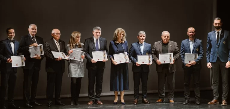 Rotary Club Sibiu a recompensat, din nou, excelența. Premii în bani, laptopuri și cărți pentru cei mai valoroși elevi