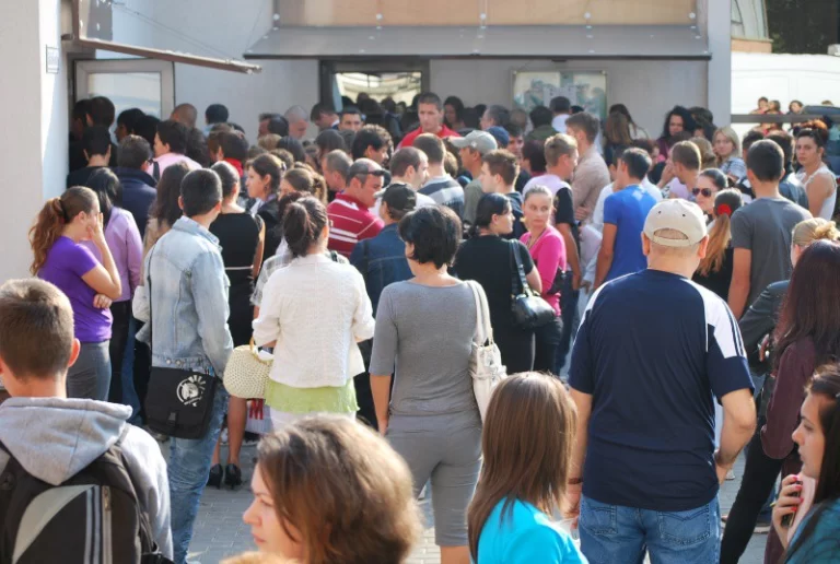 Sondaj: Aproape jumătate dintre români spun că, în general, se descurcă financiar