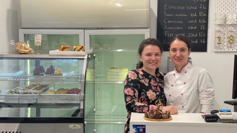 Prăjituri „transparente” pe strada Lungă. Două bucureștence au „transformat” crinul în dulciuri