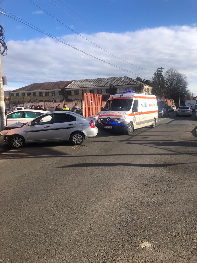 FOTO Trei persoane implicate într-un accident rutier, în Sibiu