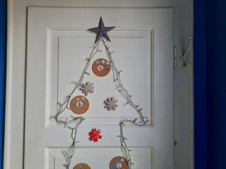 Cum să faci un brad din materiale reciclate