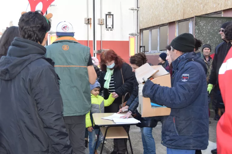 FOTO Camionul de Crăciun a ajuns din nou la Copşa Mică