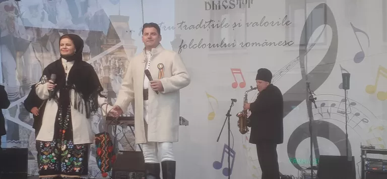 „Florile dalbe”, concert de colinde în centrul istoric al Mediașului