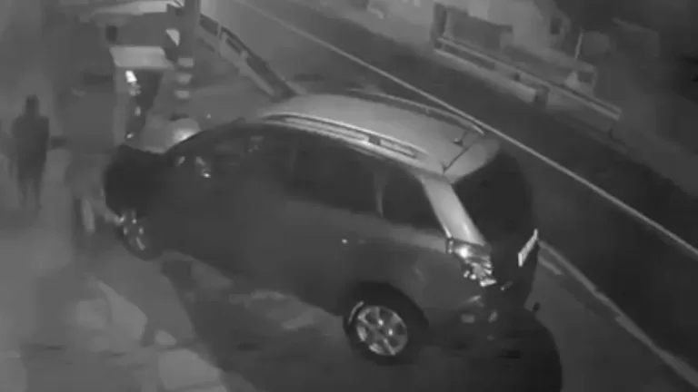 FOTO „Distracție” de noapte: Doi tineri au tăiat cauciucurile la cel puțin 8 autoturisme