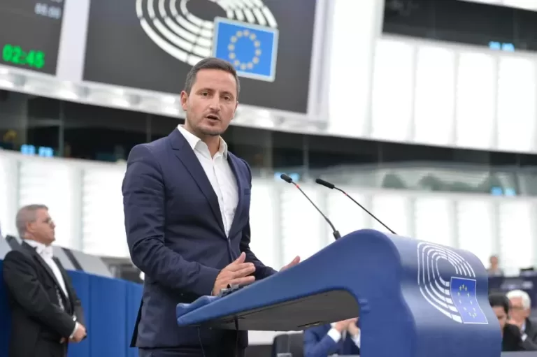 Nicu Ștefănuță cere Aeroportului din Viena încetarea dublului control de securitate discriminatoriu pentru români