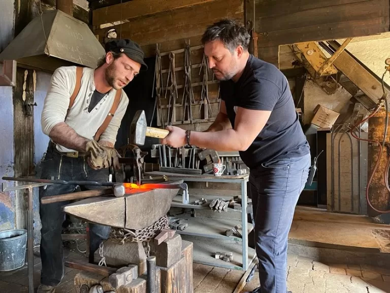<strong>Meseria, brățară de aur. Cum a ajuns o fostă calfă călătoare să se stabilească într-un atelier de fierărie tradițională din Hosman</strong>