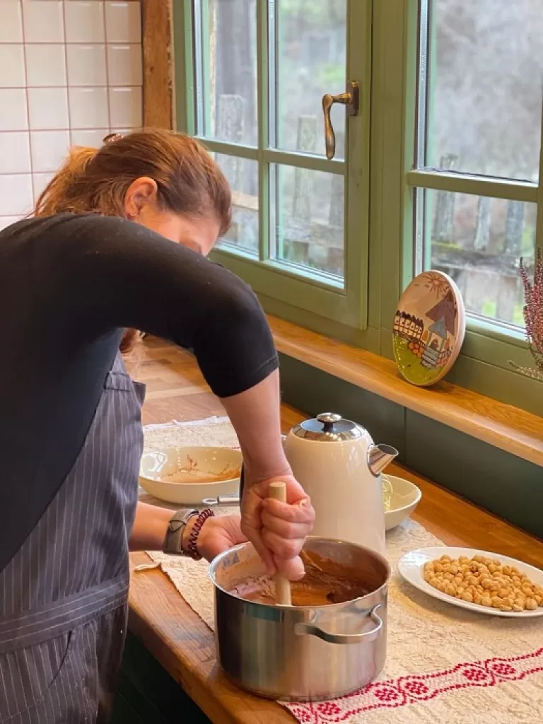 După 20 de ani în domeniul bancar în București, și-a găsit liniștea într-un sat săsesc din inima Ardealului. “Șomartin Chocolate”, un brand născut din pasiune și dor de gusturile de altădată  