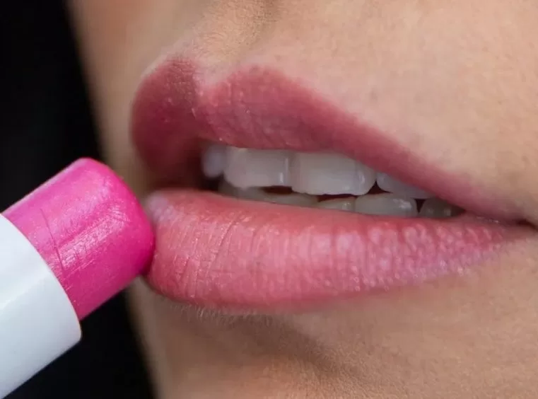 Substanțe chimice nocive, detectate în sute de produse cosmetice comercializate în Europa, inclusiv în România