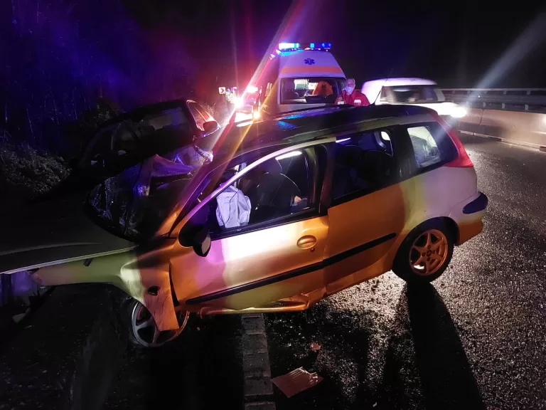 FOTO Trei persoane rănite pe DN 7, în zona localității Boița