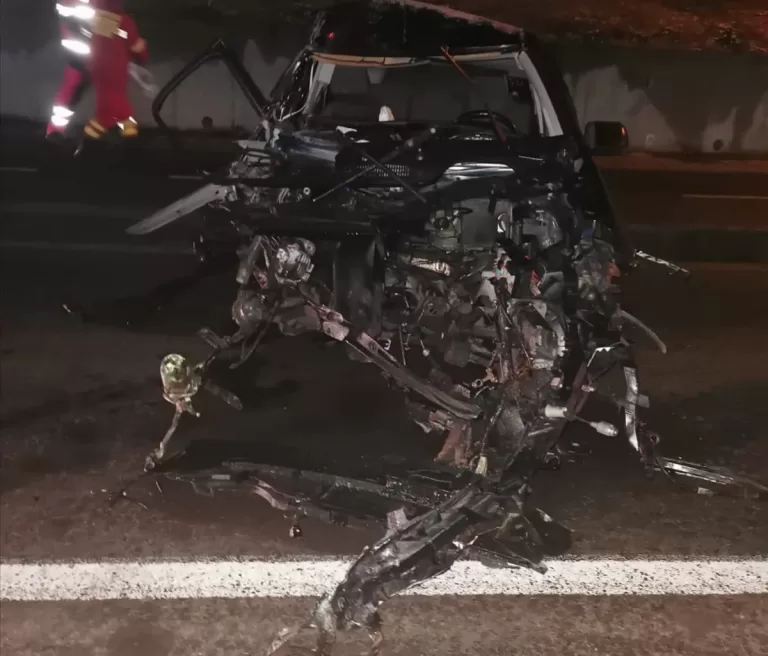 FOTO Trei mașini implicate în trei autoaccidente în același loc. Două dintre ele au lovit un stâlp