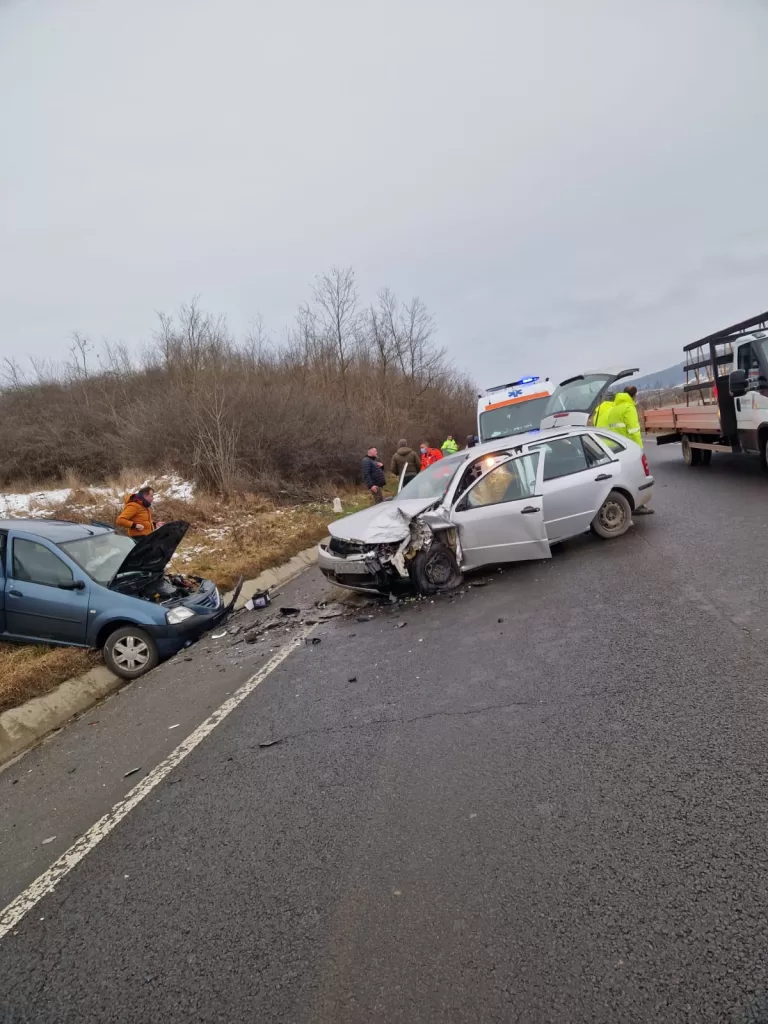 FOTO Impact frontal pe DN 14. Trei persoane au fost transportate la spital