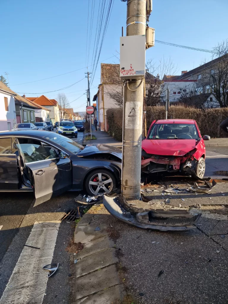 FOTO Conducătoare auto din Sibiu, la spital în urma unui accident rutier
