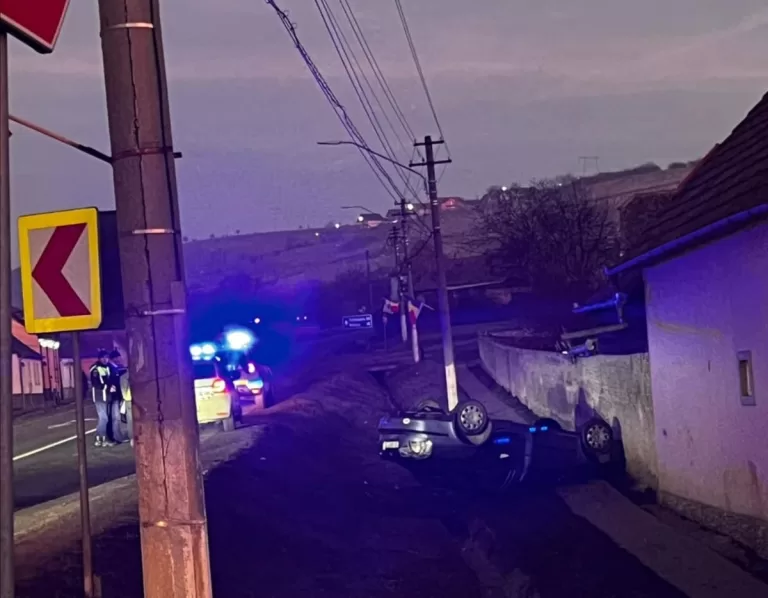 FOTO Mașină răsturnată pe DN 14, la ieșirea din Șura Mare