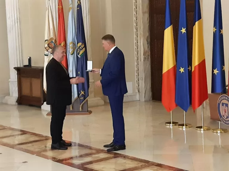 FOTO Teatrul Național Radu Stanca din Sibiu, decorat de președintele Klaus Iohannis, cu Ordinul „Meritul Cultural” în grad de Comandor
