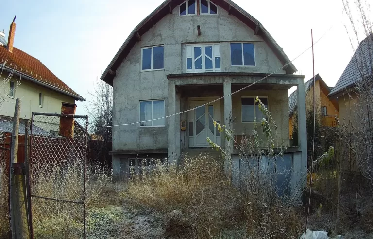 Impozite mărite cu 500% pentru proprietarii a patru terenuri neîngrijite din Sibiu