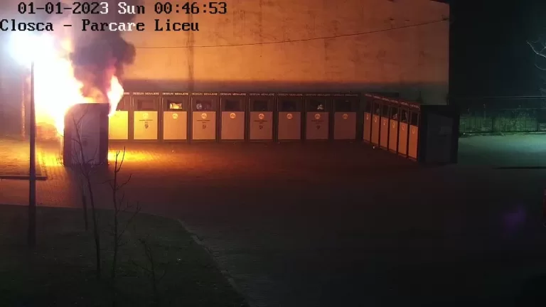 FOTO Două incendii provocate de artificii și petarde, în Sibiu și Avrig