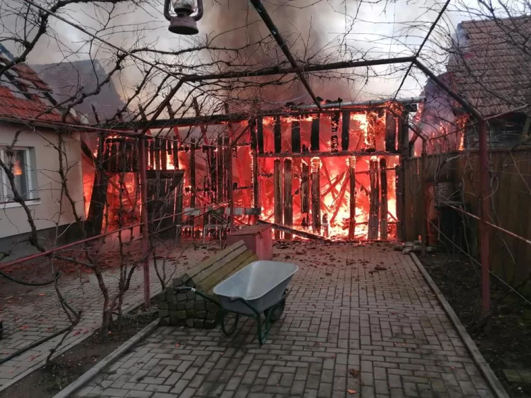 FOTO Incendiu violent în Bârghiș: Trei gospodării afectate de foc