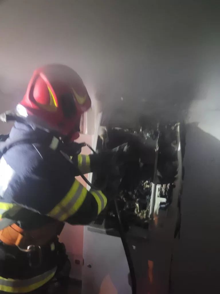 FOTO Bancomat distrus în urma unui incendiu