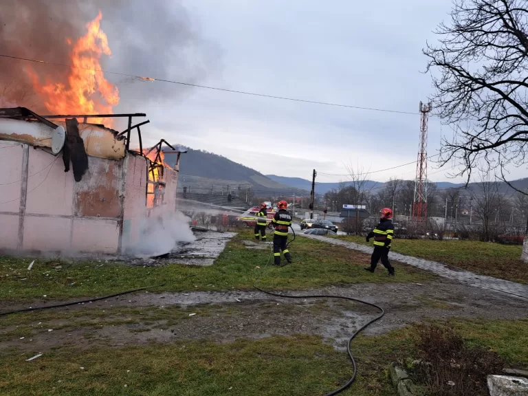 FOTO Un autoturism a ars în urma unui incendiu izbucnit la un garaj, în Târnava