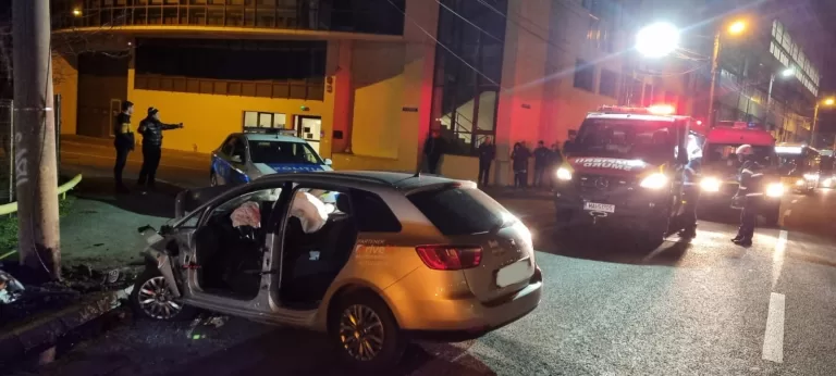 FOTO Tânăr de 25 ani, cu multiple traumatisme după ce a intrat cu mașina într-un stâlp