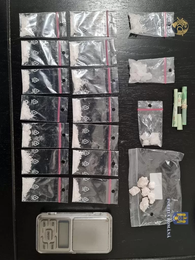 FOTO Doi sibieni care vindeau substanțe psihoactive, ridicați de DIICOT