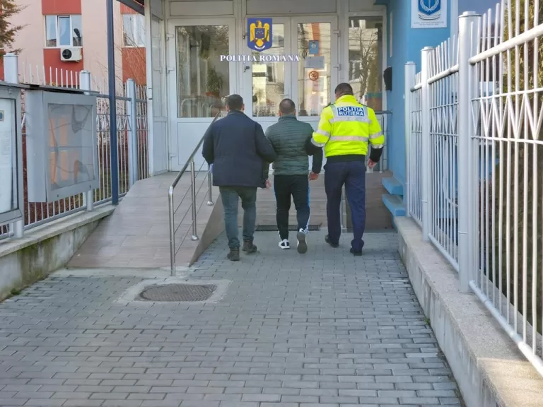 O femeie și 4 bărbați, reținuți în cazul răpirii minorei de 14 ani
