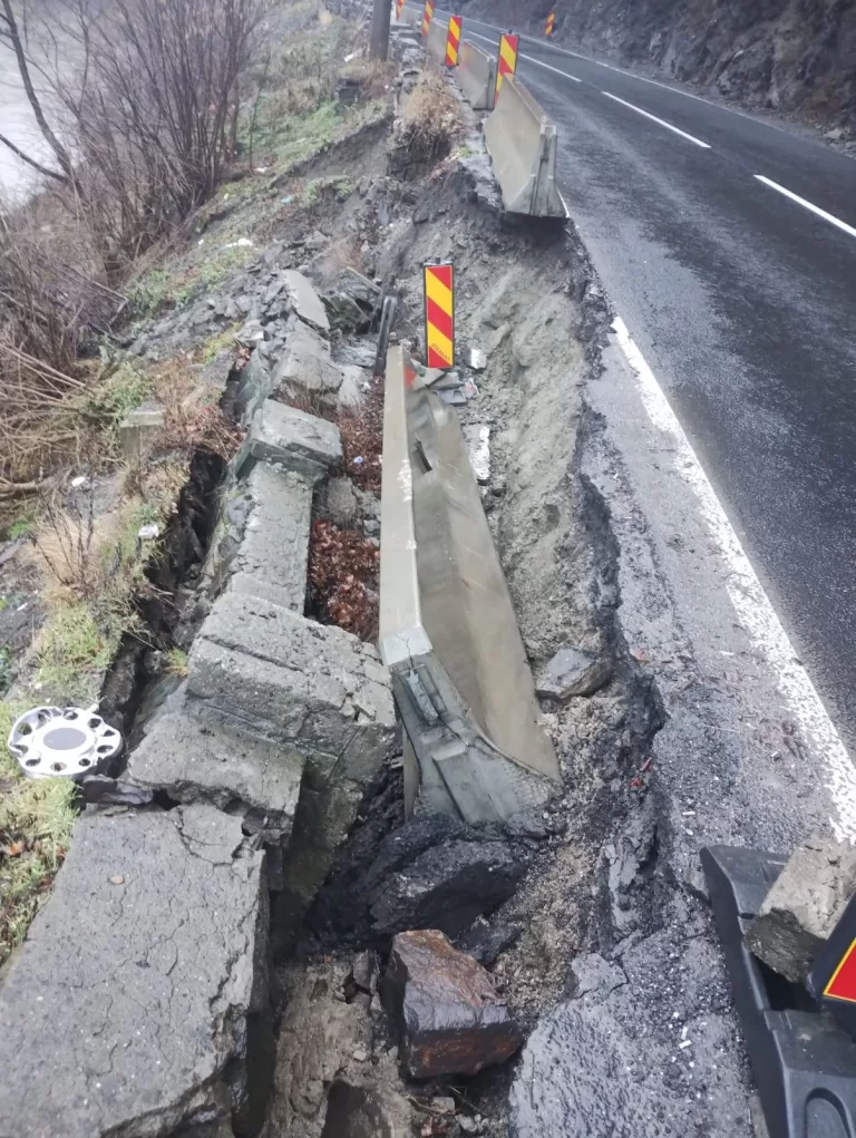 FOTO Trafic restricționat pe DN 7 între Boița și Lazaret din cauza unei surpări