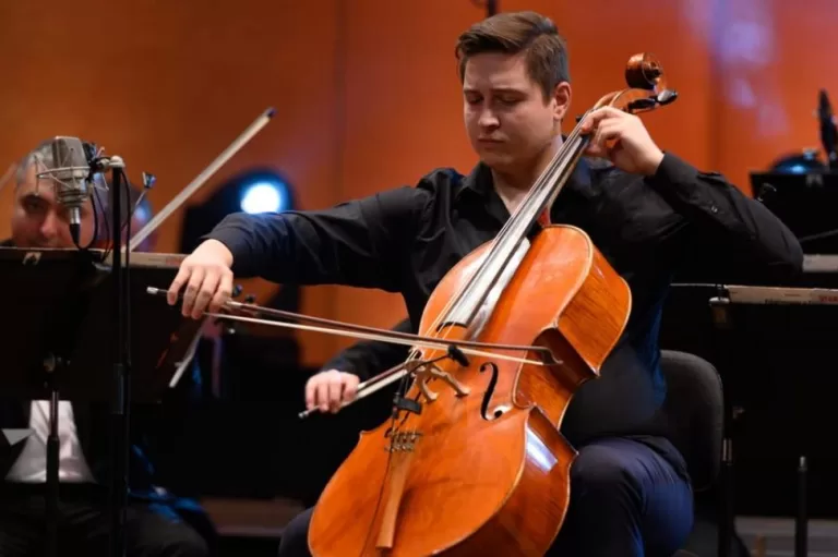 Violoncelistul Ștefan Cazacu, solistul primului concert simfonic din acest an la Filarmonica de Stat Sibiu