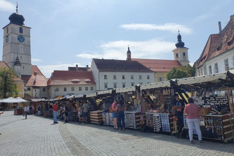 Primăria Sibiu licitează mai multe standuri pentru comerț în zonele turistice