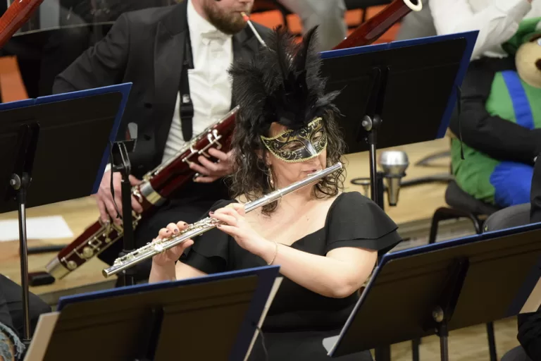 Măști colorate la Carnavalul Filarmonicii