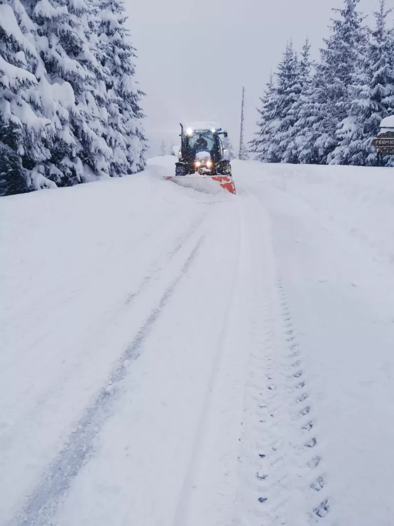 FOTO Drumul spre Păltiniș a fost închis
