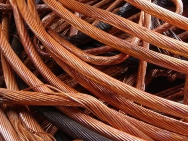 Au furat peste 100 de metri de cablu din cupru