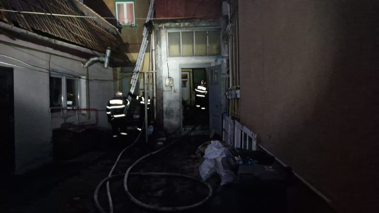 FOTO Casă din Mediaș, cuprinsă de flăcări