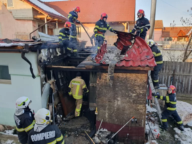 FOTO Incendiu în Șura Mică din cauza unui cablu neizolat corespunzător