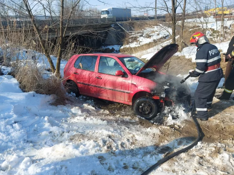 FOTO Autoturism cuprins de flăcări, în Veștem