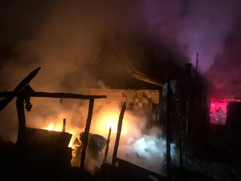 FOTO Locuință distrusă în urma unui incendiu